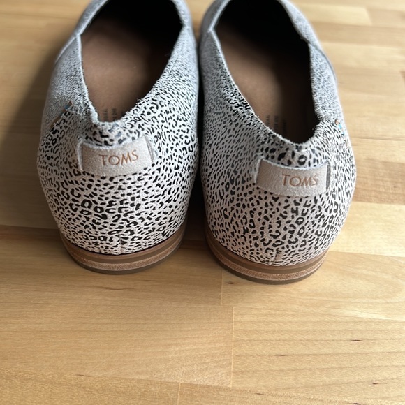 Like new Toms B&W leopard flats - Picture 4 of 4